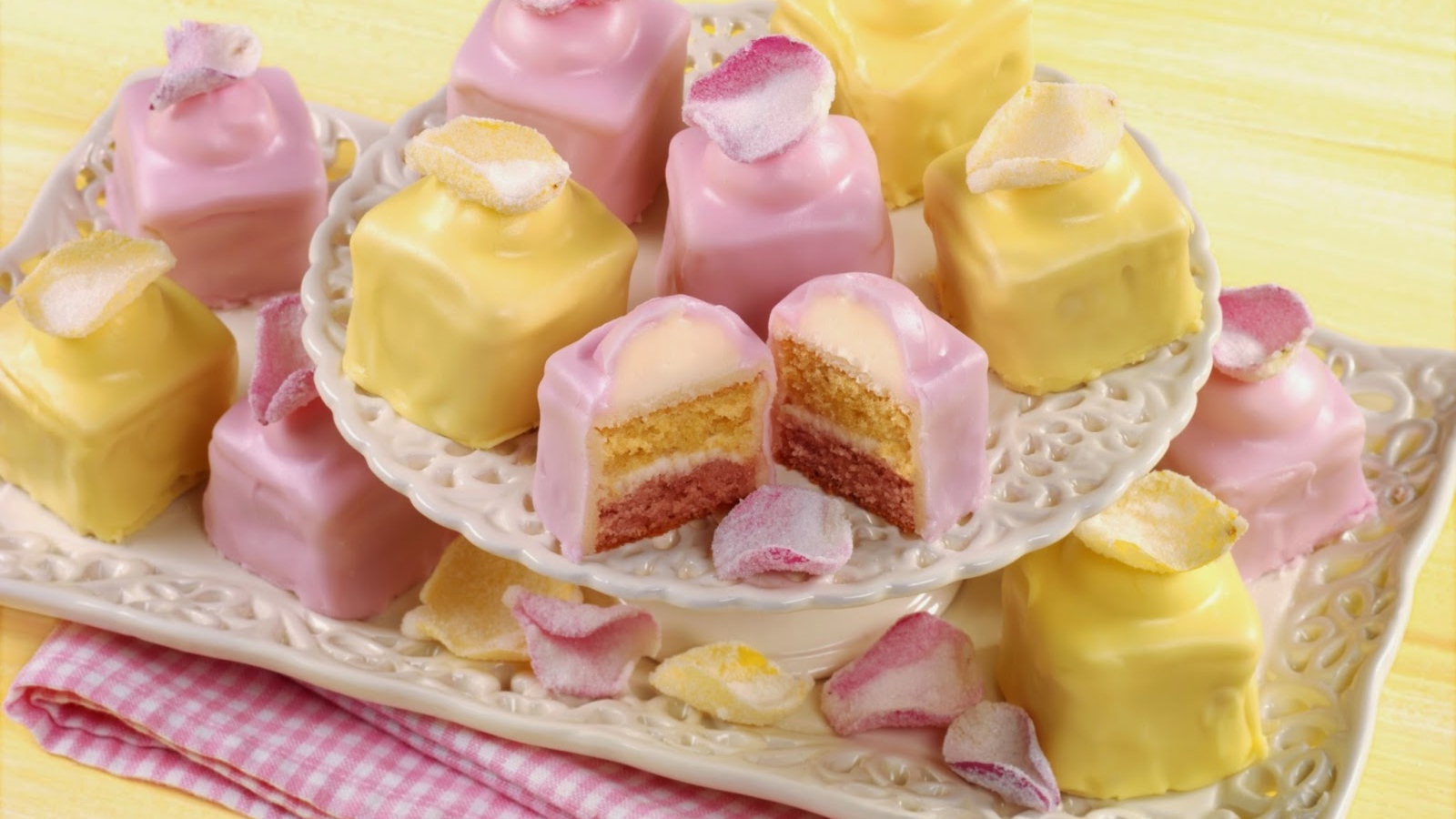 Аппетитное печенье в глазури на столе 