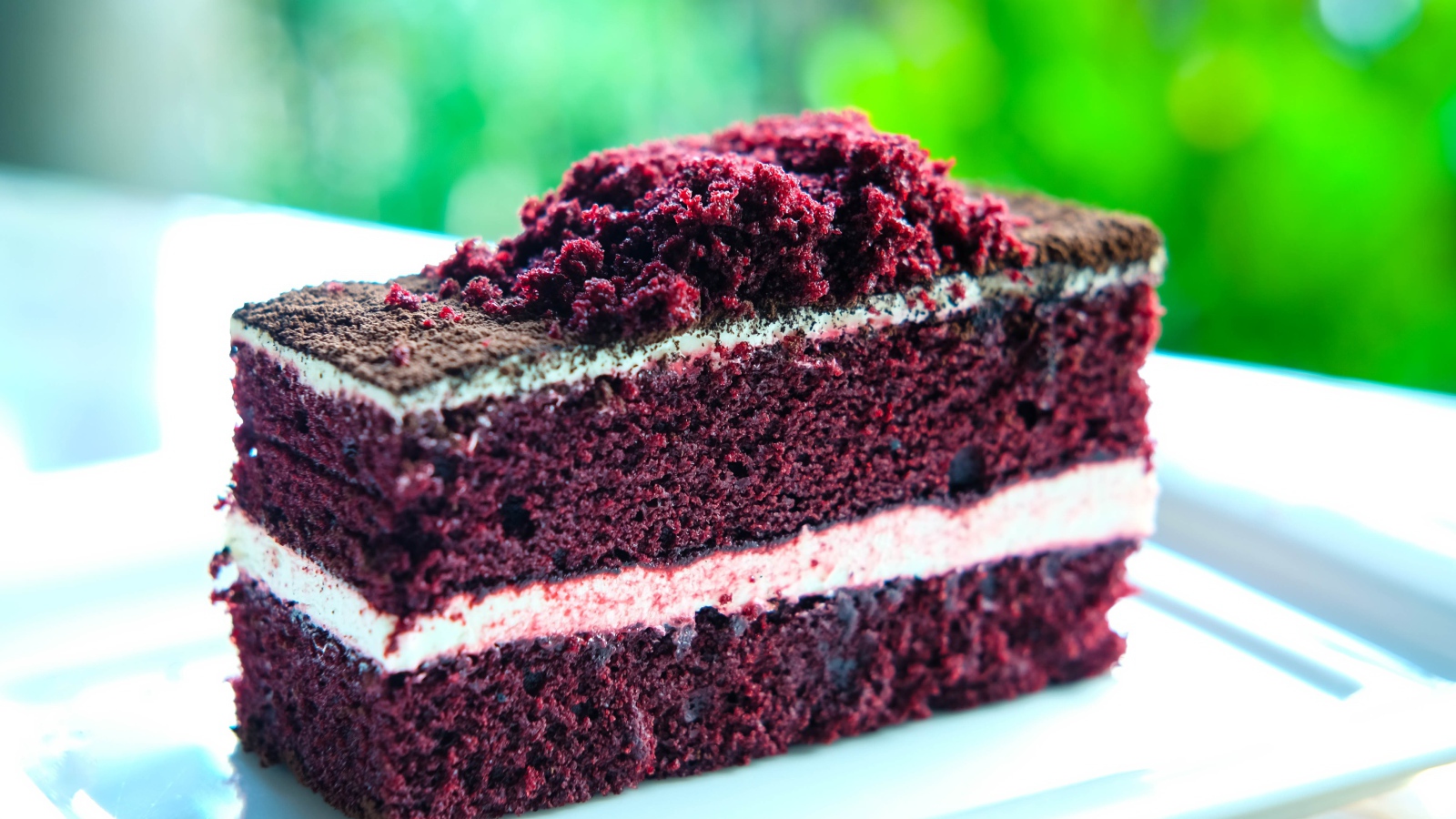 Аппетитный кусок торта с кремом