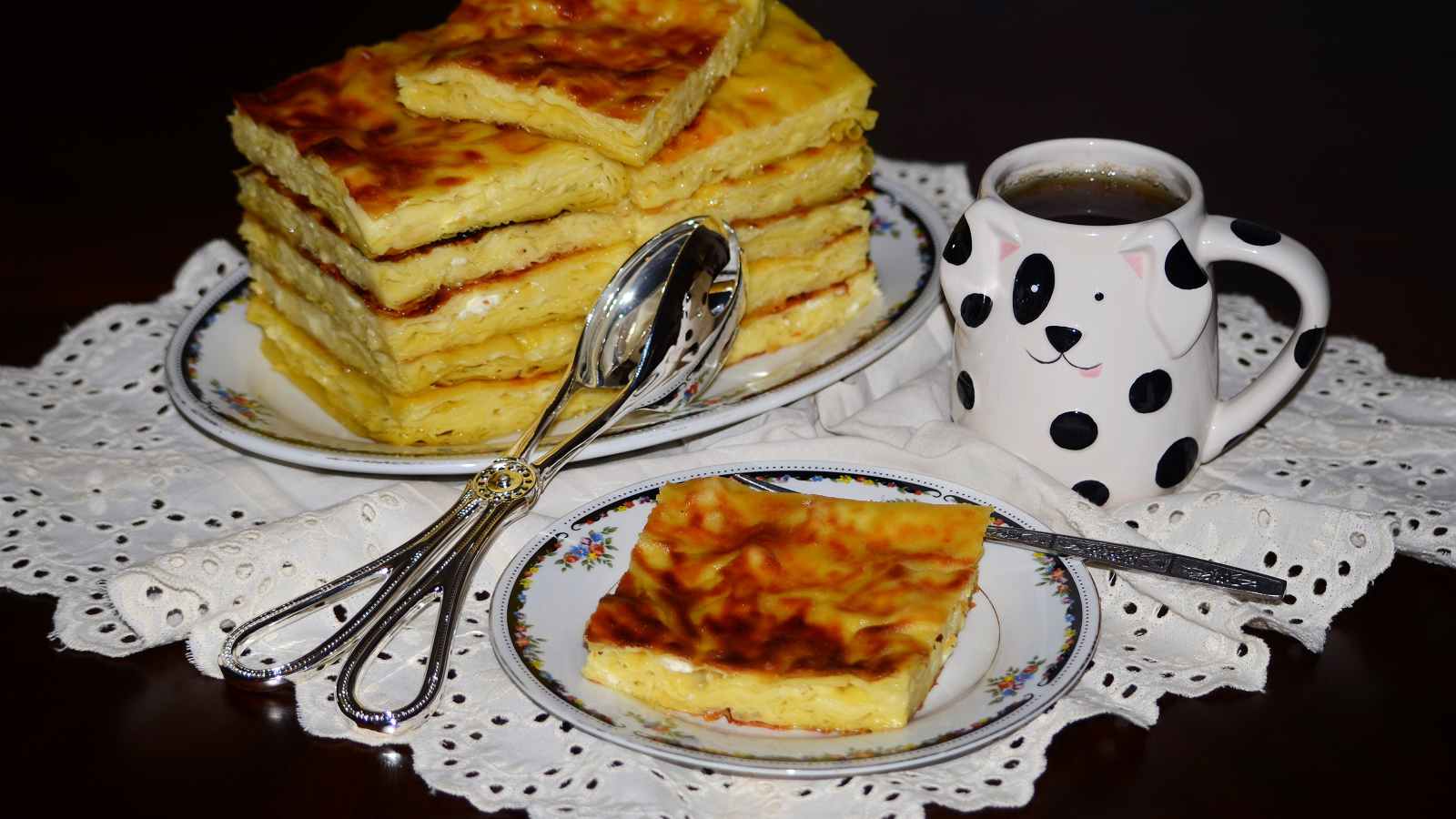 Аппетитный сладкий пирог с чашкой чая на столе