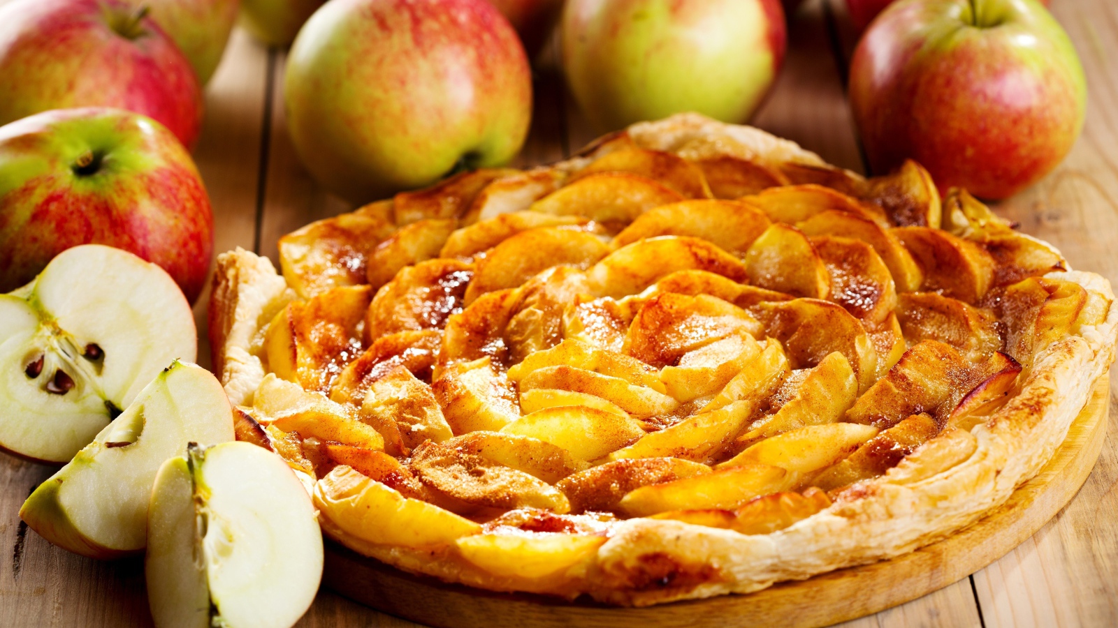 Аппетитный сладкий пирог с яблоками