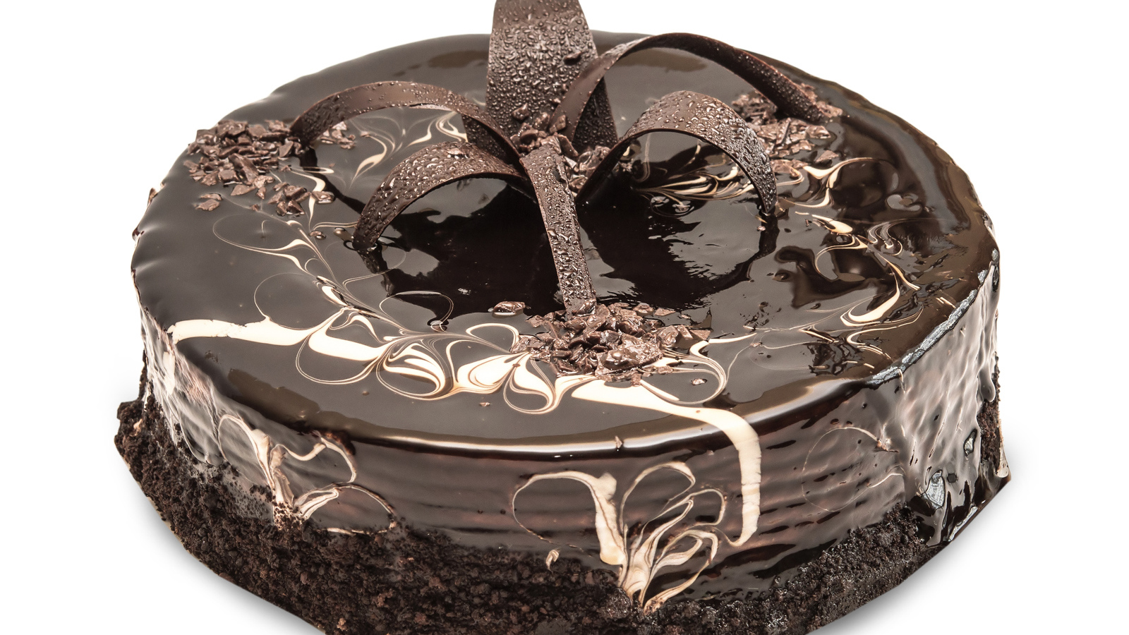 Красивый аппетитный шоколадный торт на белом фоне