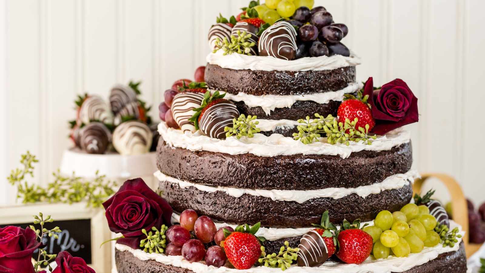 Красивый большой торт с ягодами