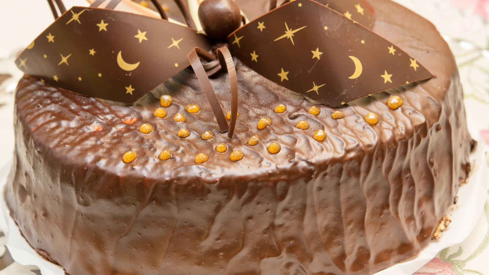 Красивый праздничный торт с шоколадом