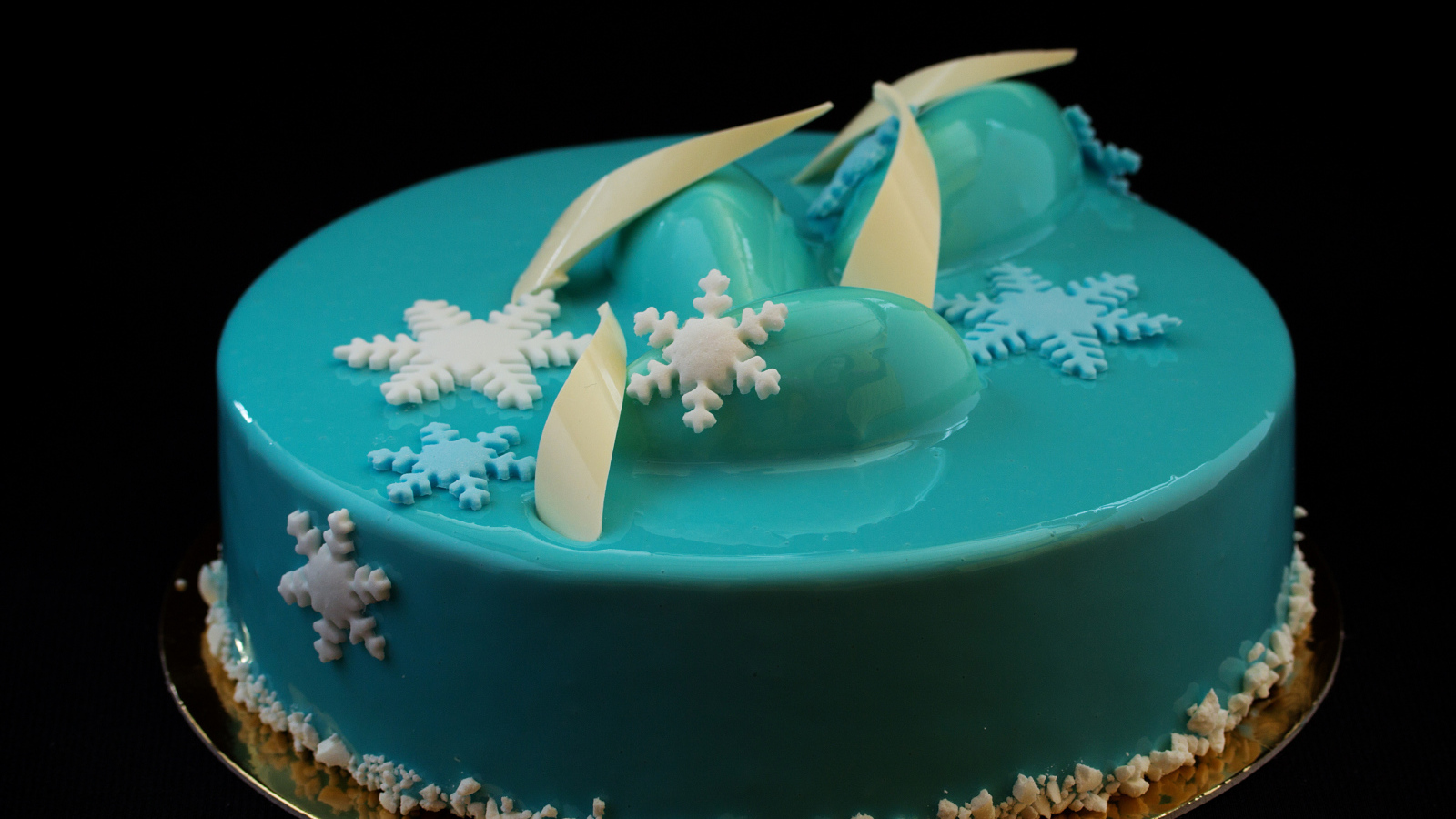 Красивый голубой глянцевый торт со снежинками 