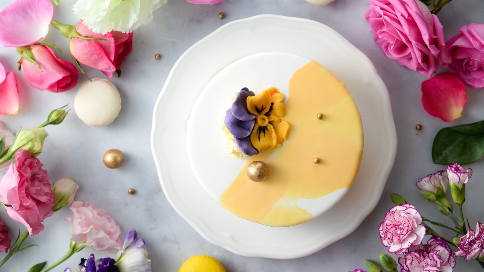 Красивый торт на белой тарелке с цветами вид сверху 