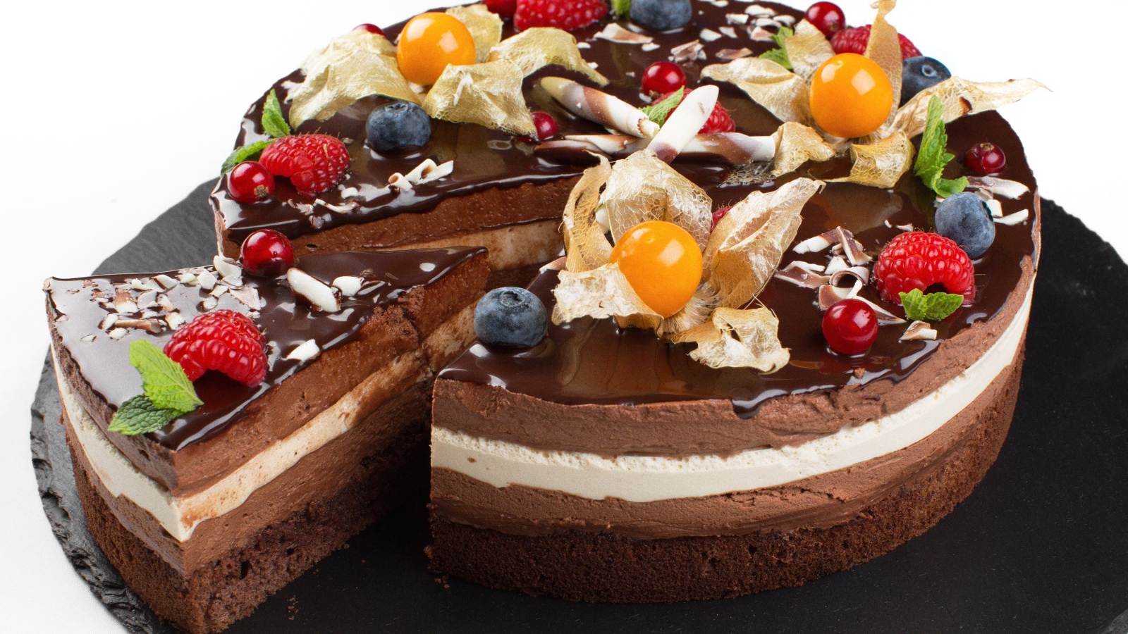 Красивый торт с суфле, шоколадом и ягодами