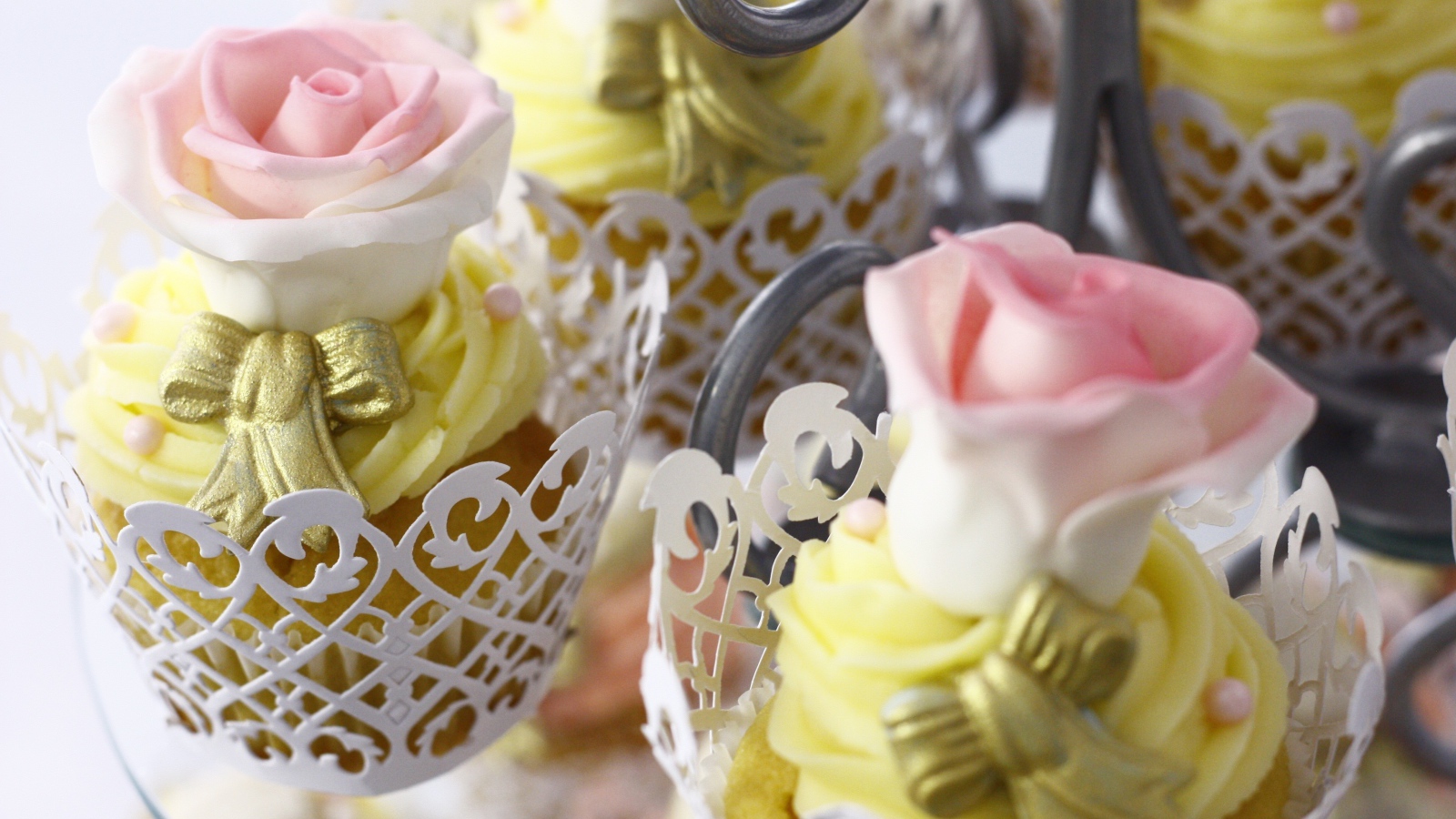 Красивые капкейки с розовыми розами из мастики