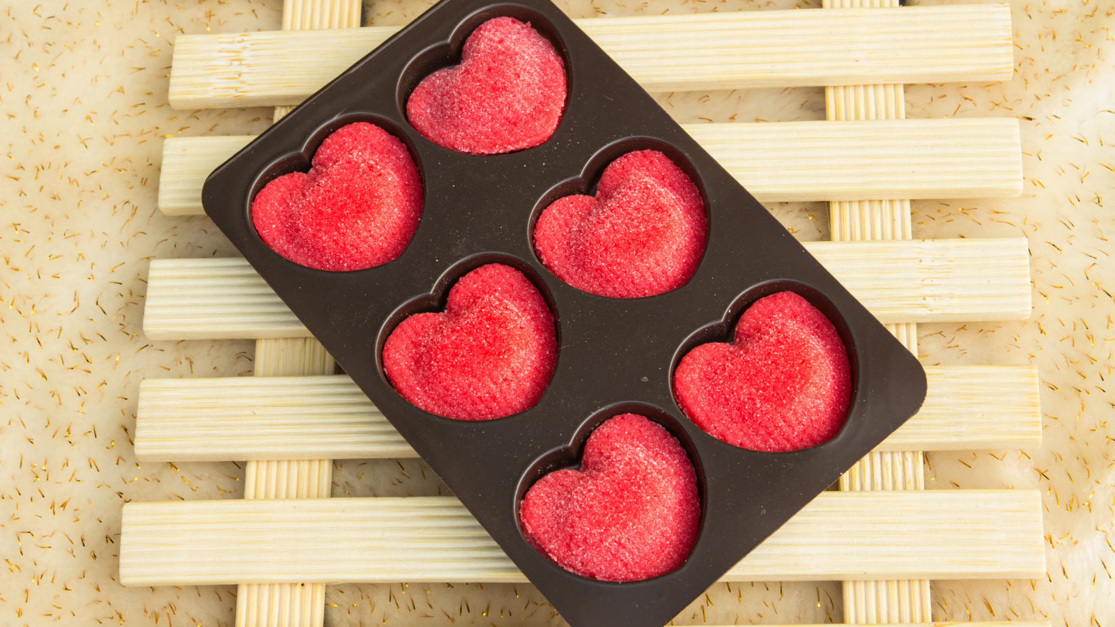 Красивые конфеты в форме красных сердечек