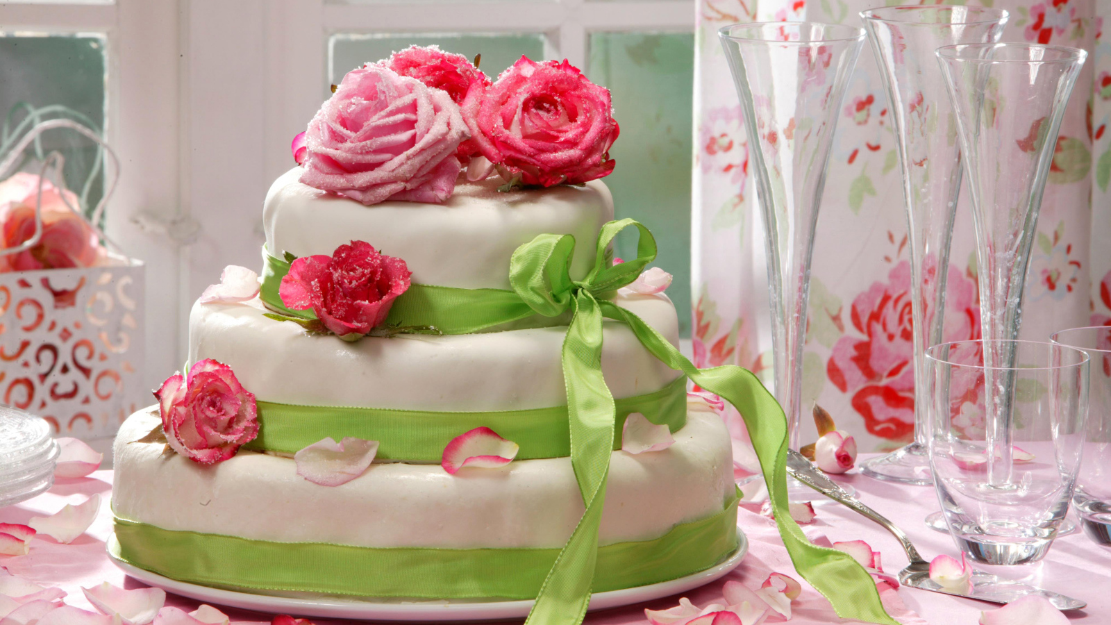 Красивый свадебный торт с розами и лентой