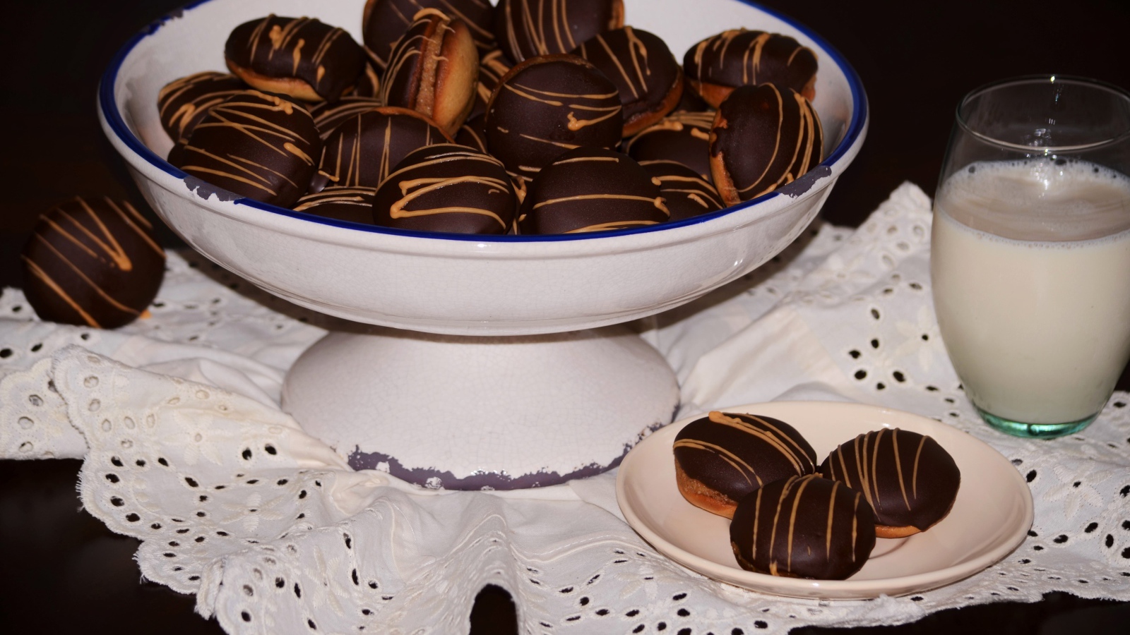 Печенье с шоколадом и молоком на столе
