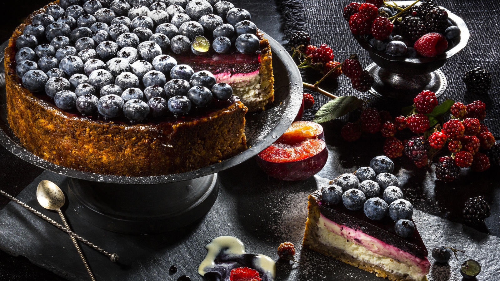 Пирог с ягодами черники и ежевики 