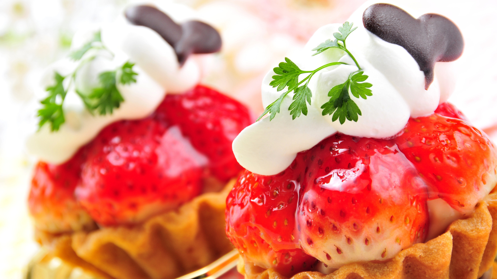 Пирожное с ягодами клубники, сливками и шоколадом