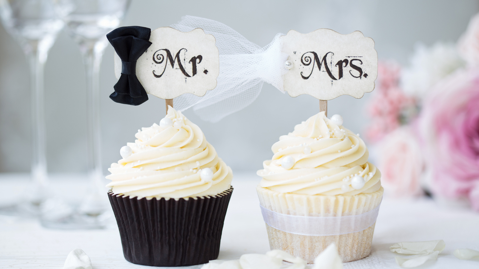 Капкейки с кремом для жениха и невесты
