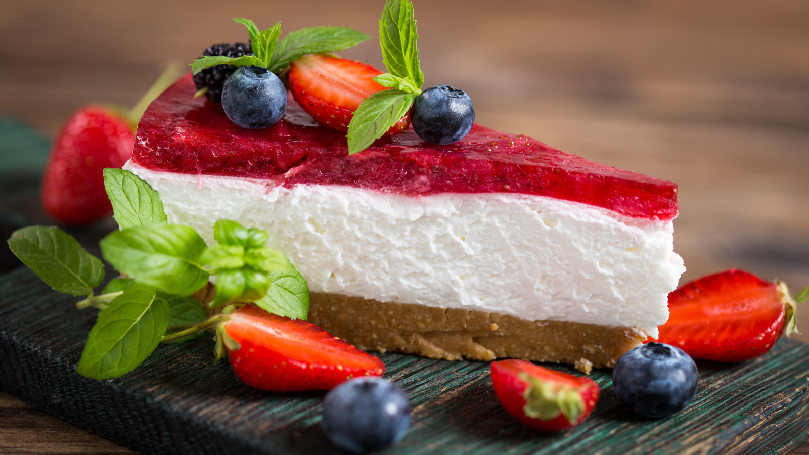 Чизкейк с черникой, клубникой и мятой