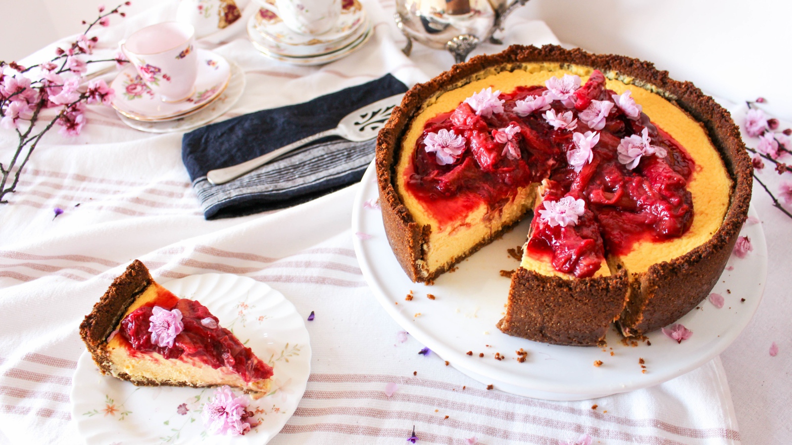 Чизкейк с вареньем на столе 