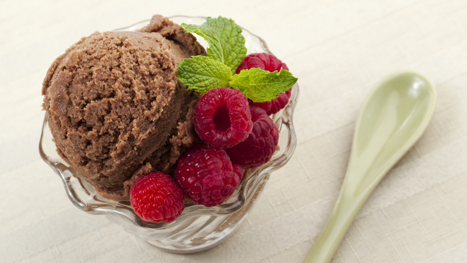 Кофейное мороженое в креманке со свежей малиной