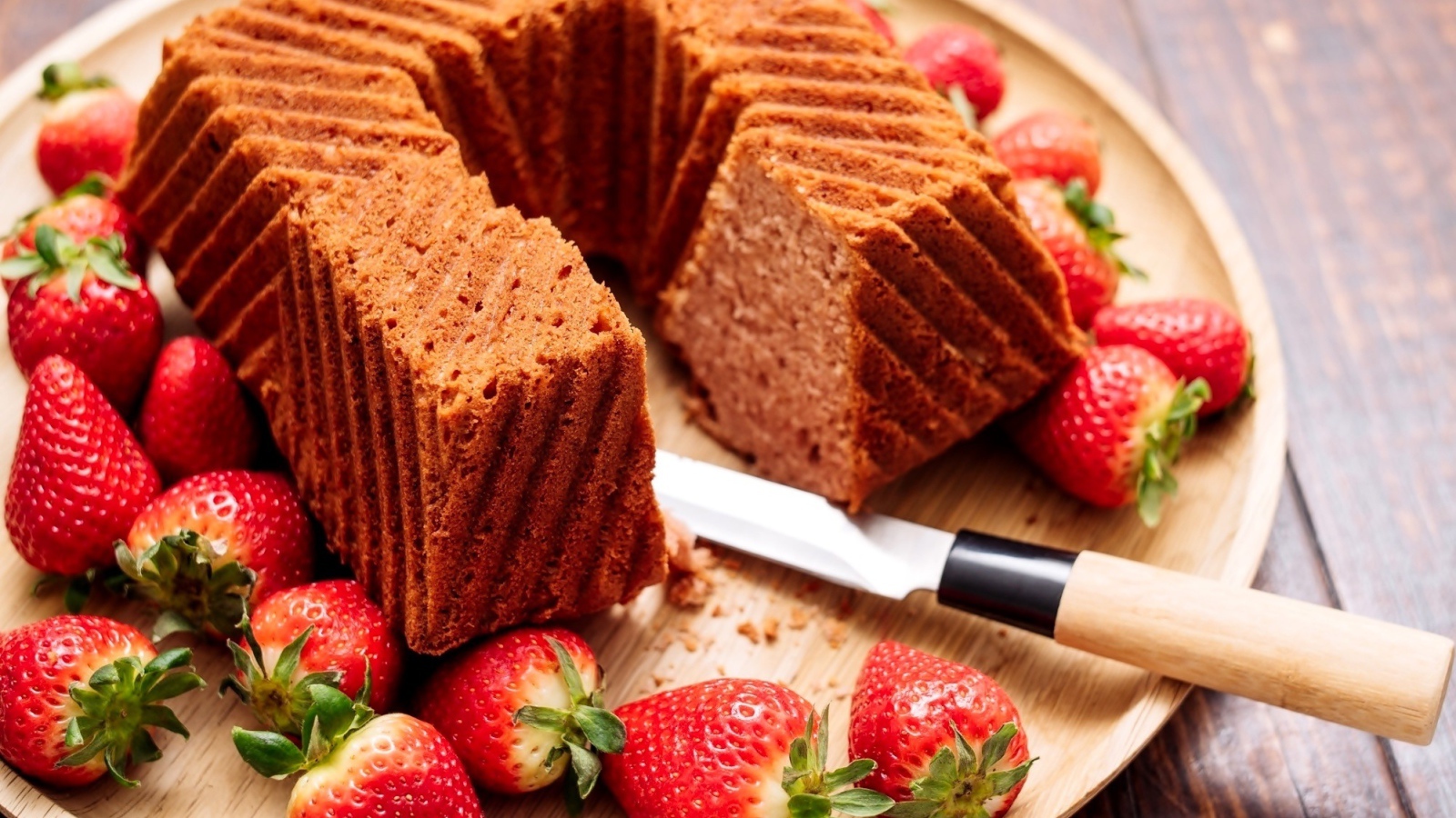 Кекс со свежей клубникой на тарелке