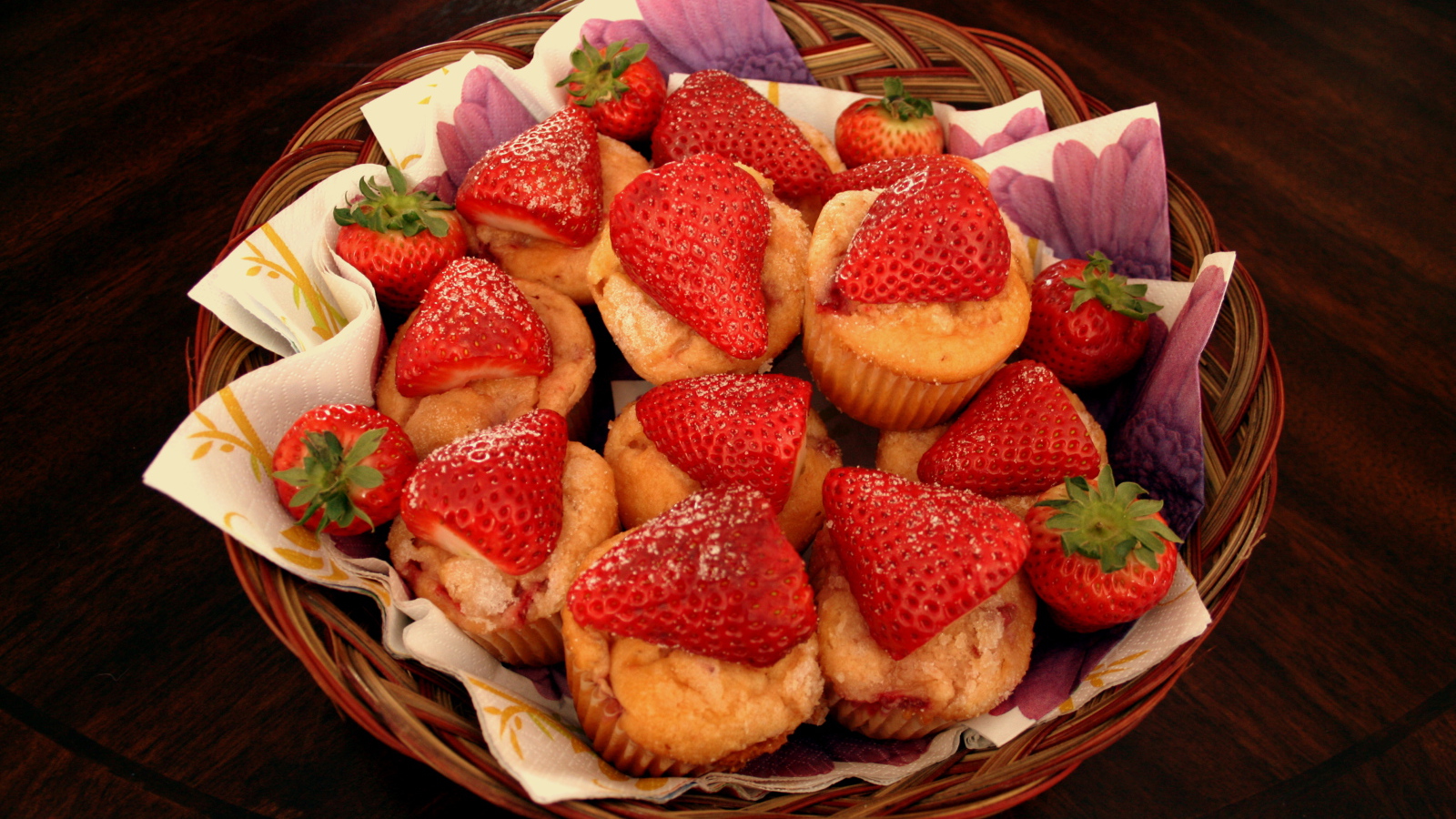 Кексы с клубникой в корзинке