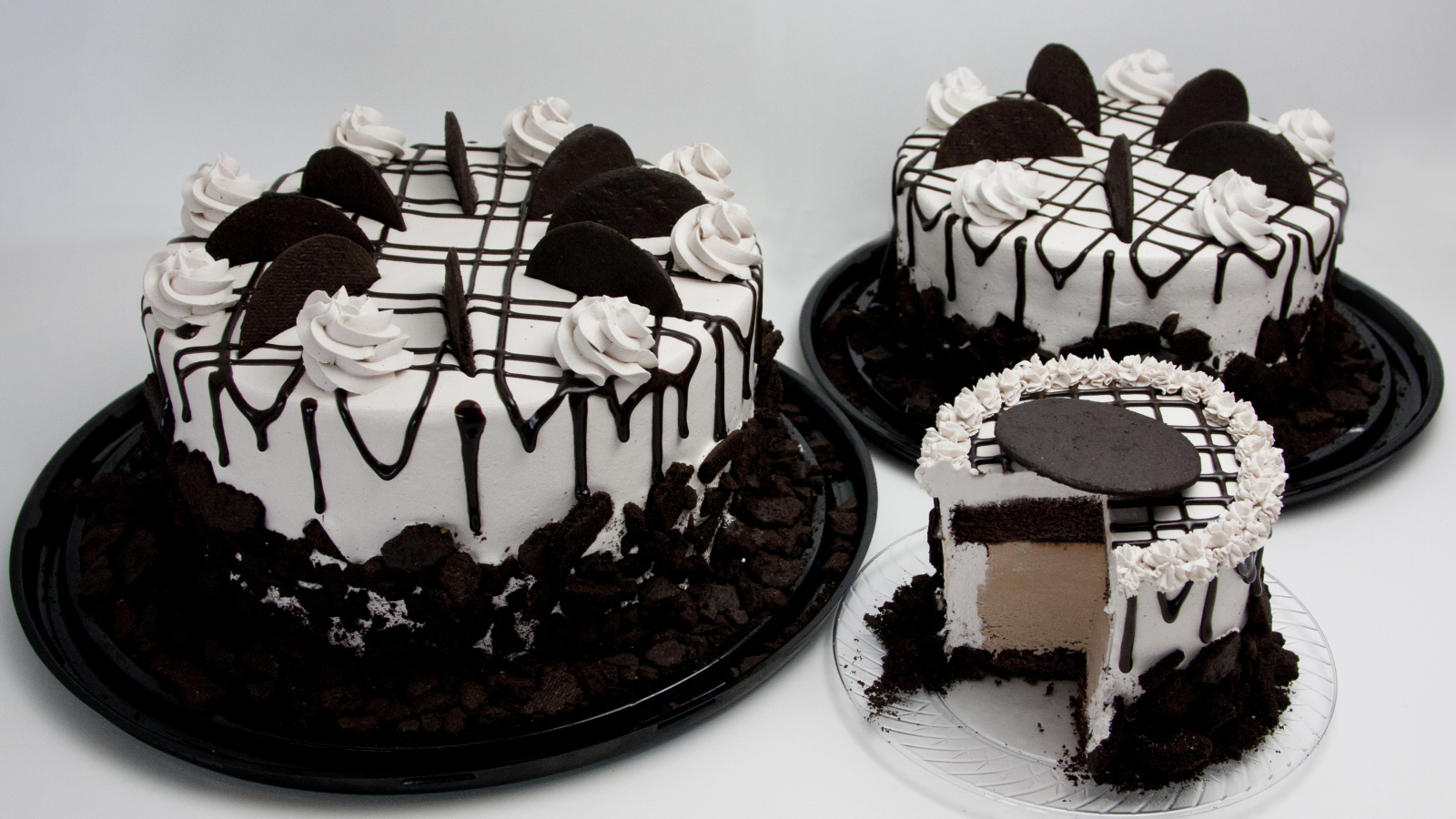 Вкусное пирожное с шоколадным печеньем  