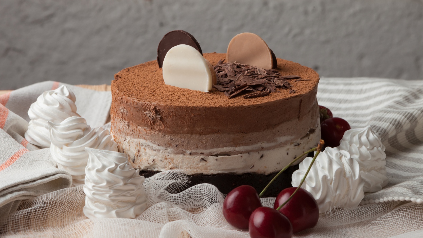 Вкусный торт с меренгой и вишнями