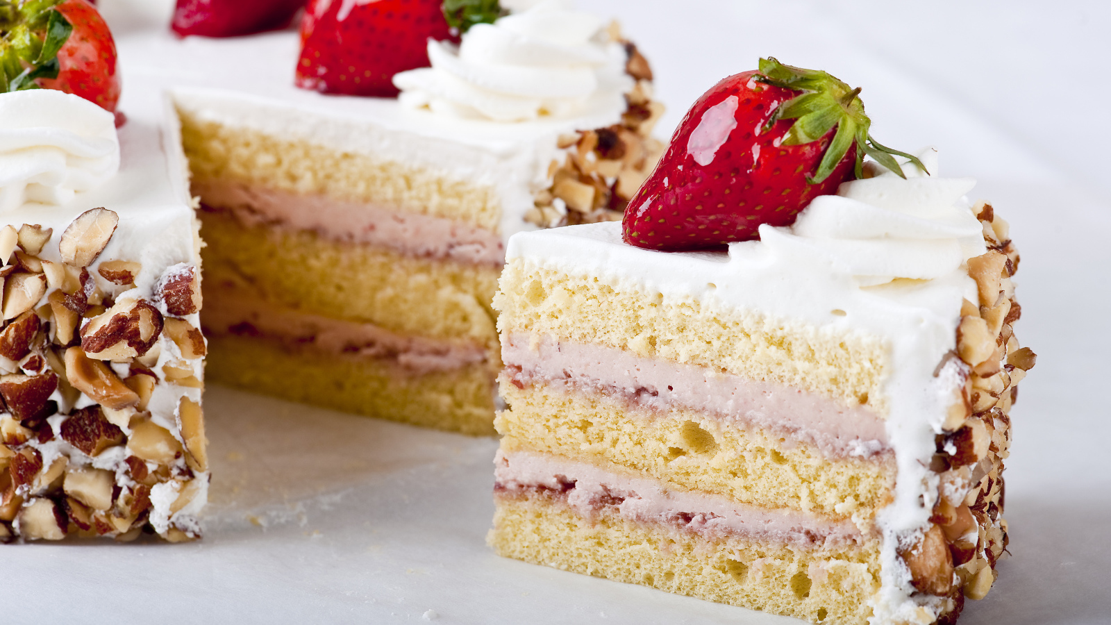 Аппетитный торт с арахисом и клубникой 