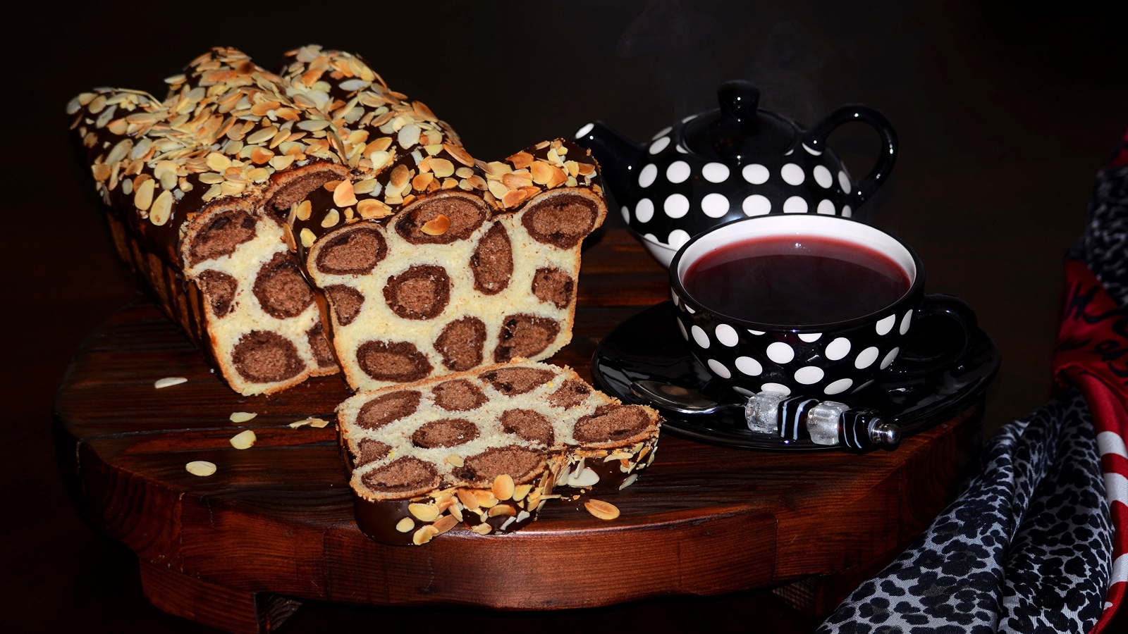 Вкусный леопардовый торт на столе с чашкой чая
