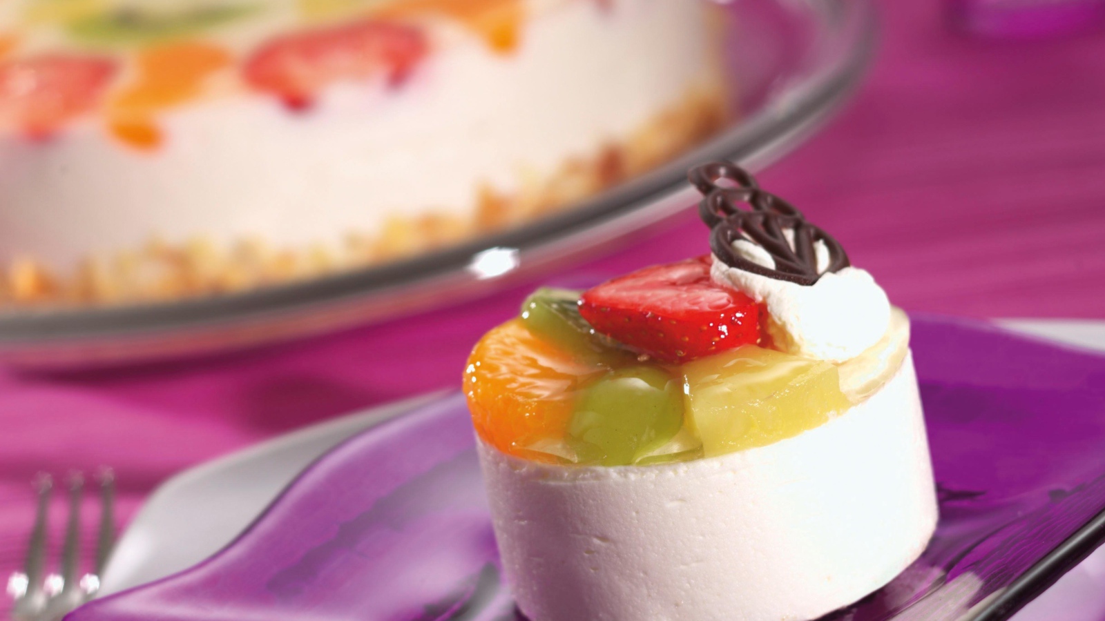 Десерт из суфле с фруктами и шоколадом