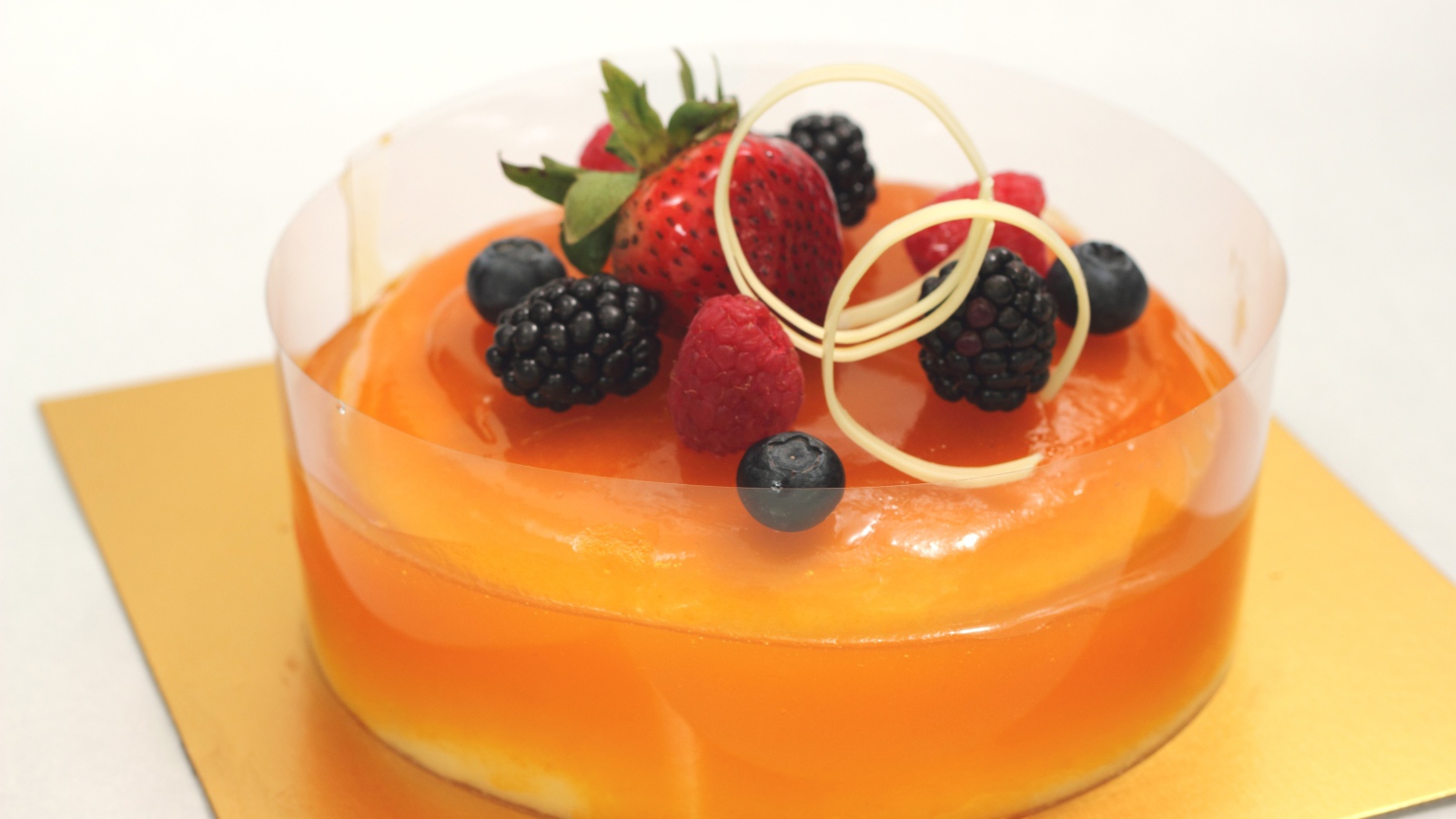 Десерт желе с ягодами клубники, черники, малины и ежевики