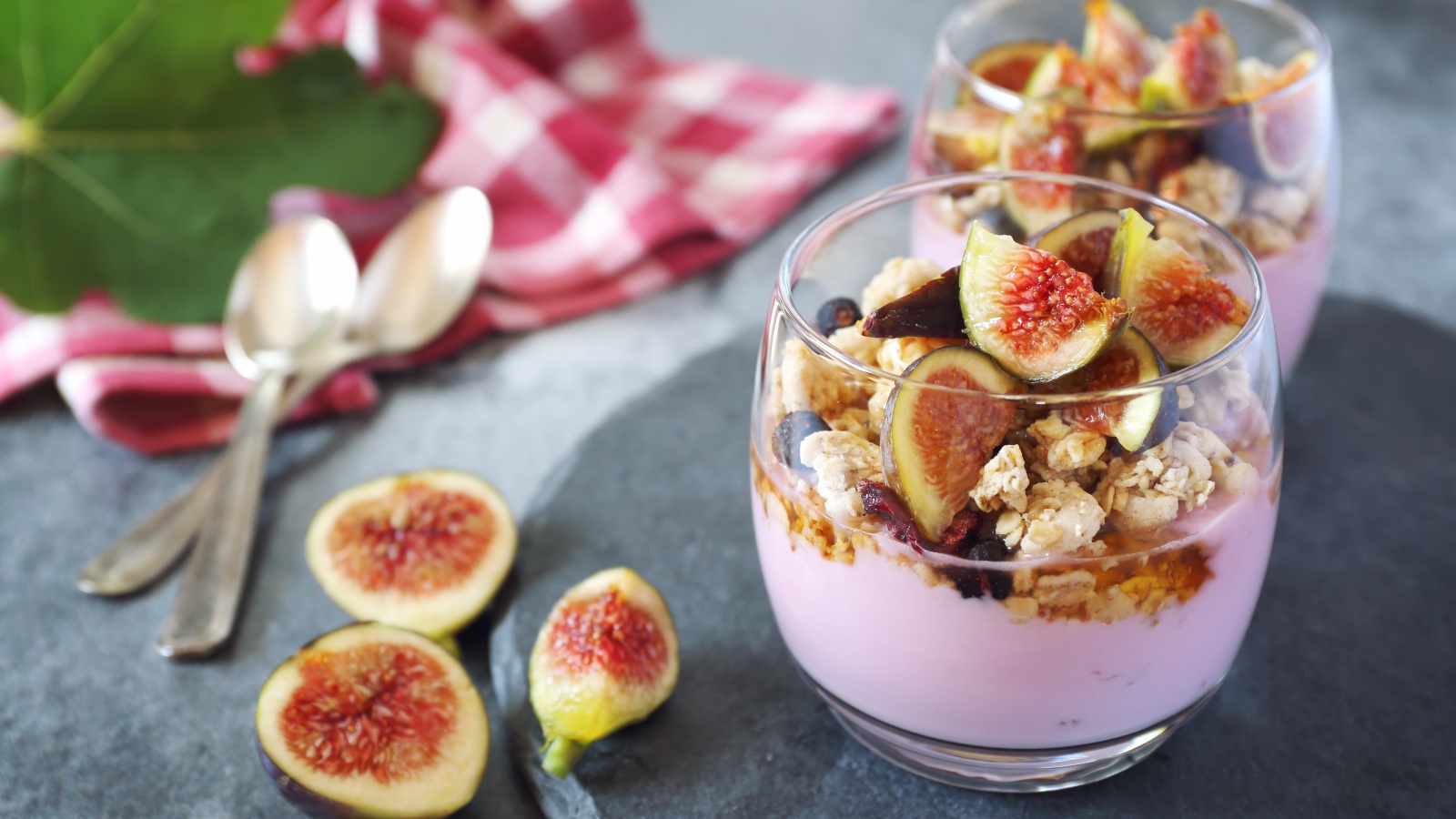 Десерт с хлопьями и кусочками инжира