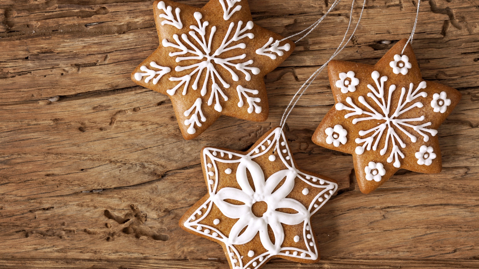 Праздничное имбирное печенье на новый год на деревянном столе