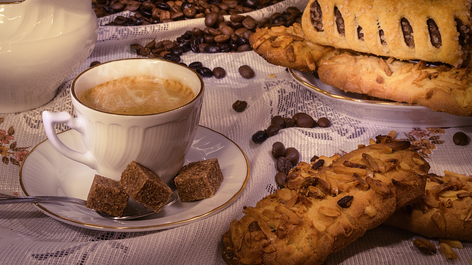 Свежая выпечка на столе с чашкой кофе 