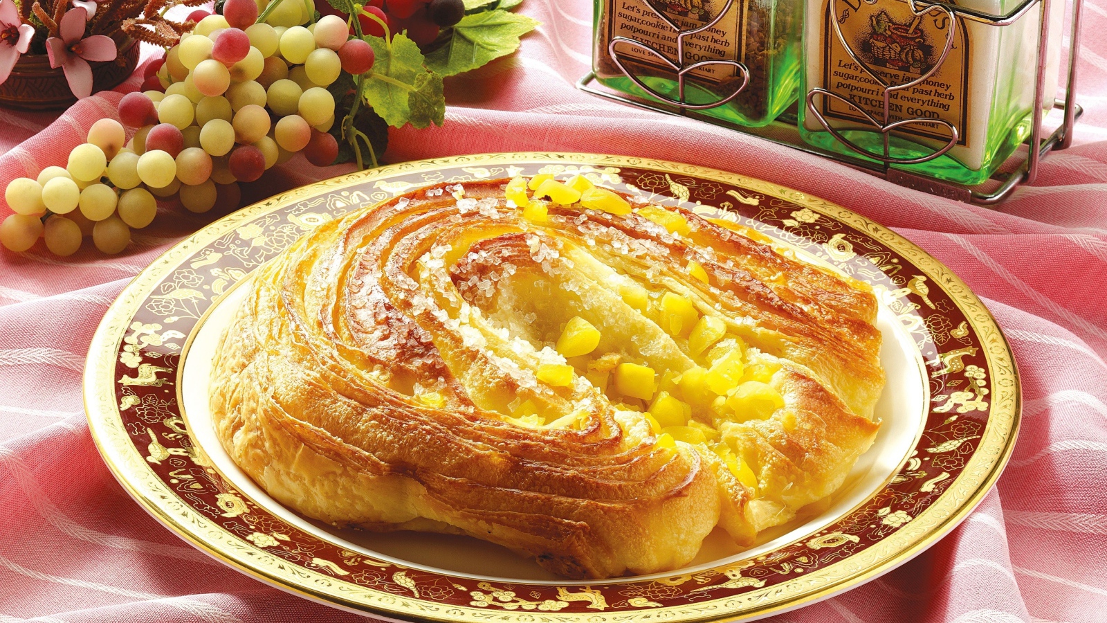 Свежая выпечка на тарелке