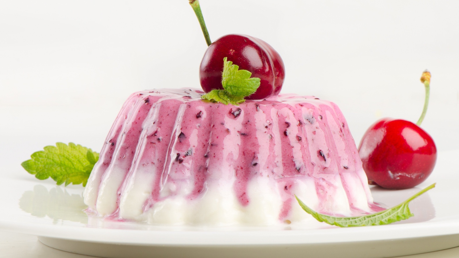 Фруктовое желе с черешней на белом фоне