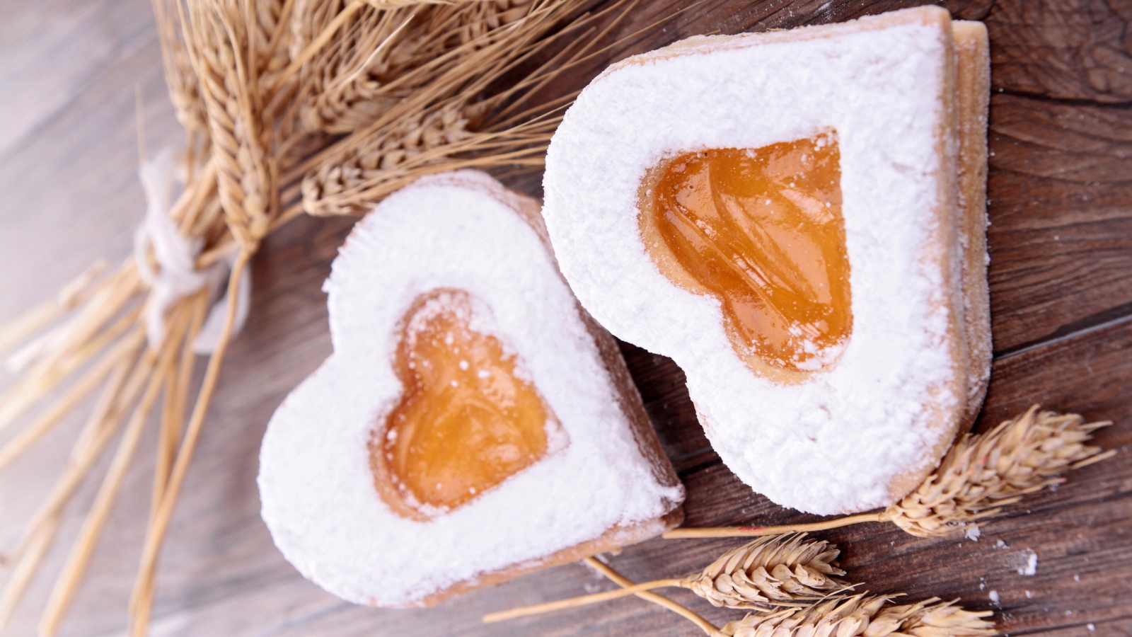 Печенье в форме сердца на столе с колосьями пшеницы