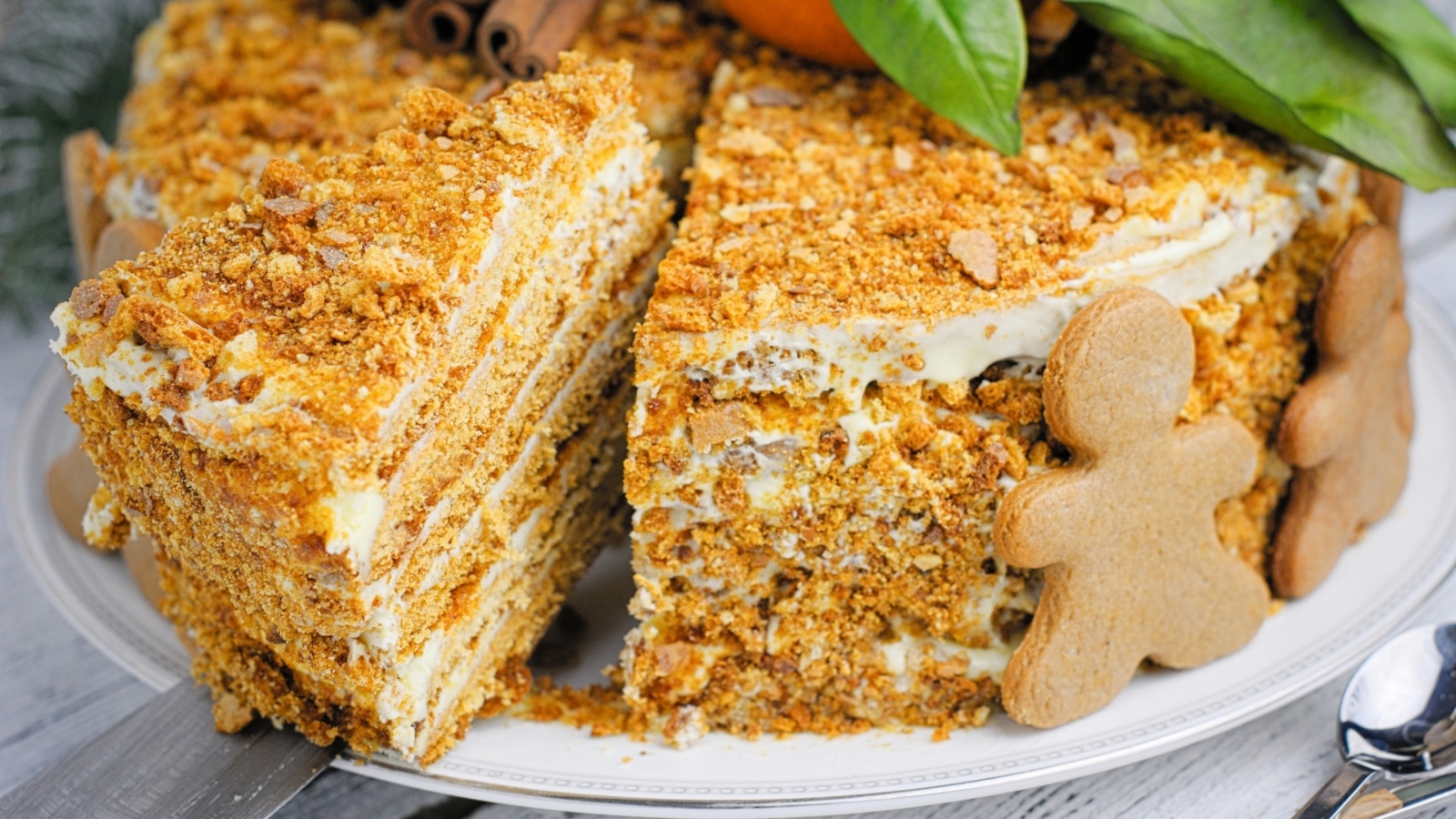 Медовый торт и имбирным печеньем на блюде