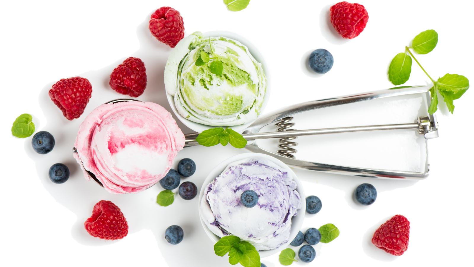 Шарики мороженого на столе с ягодами черники и малины 