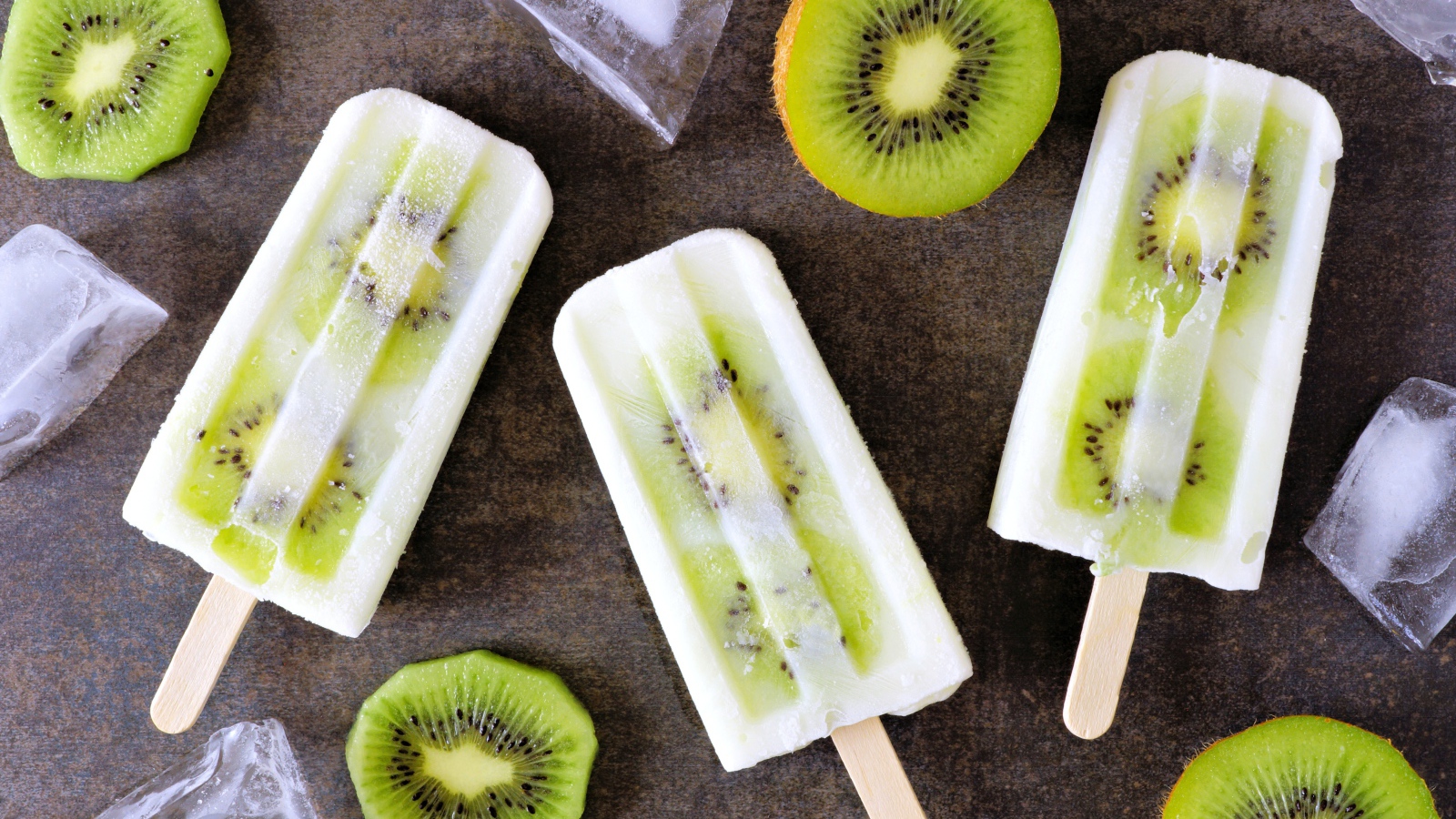 Мороженое на палочке с кусочками киви