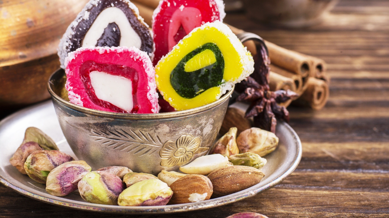 Мармелад в тарелке с фисташками