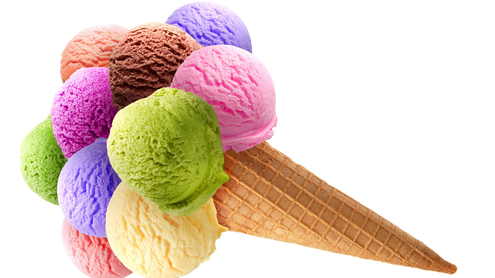 Разноцветные шарики мороженого в вафельном рожке на белом фоне