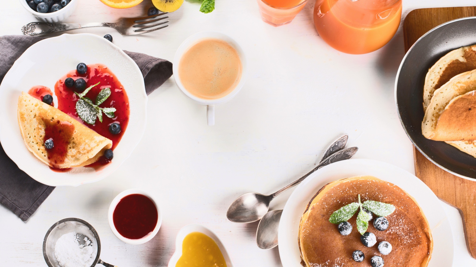 Панкейки с джемом и соком на столе на завтрак 