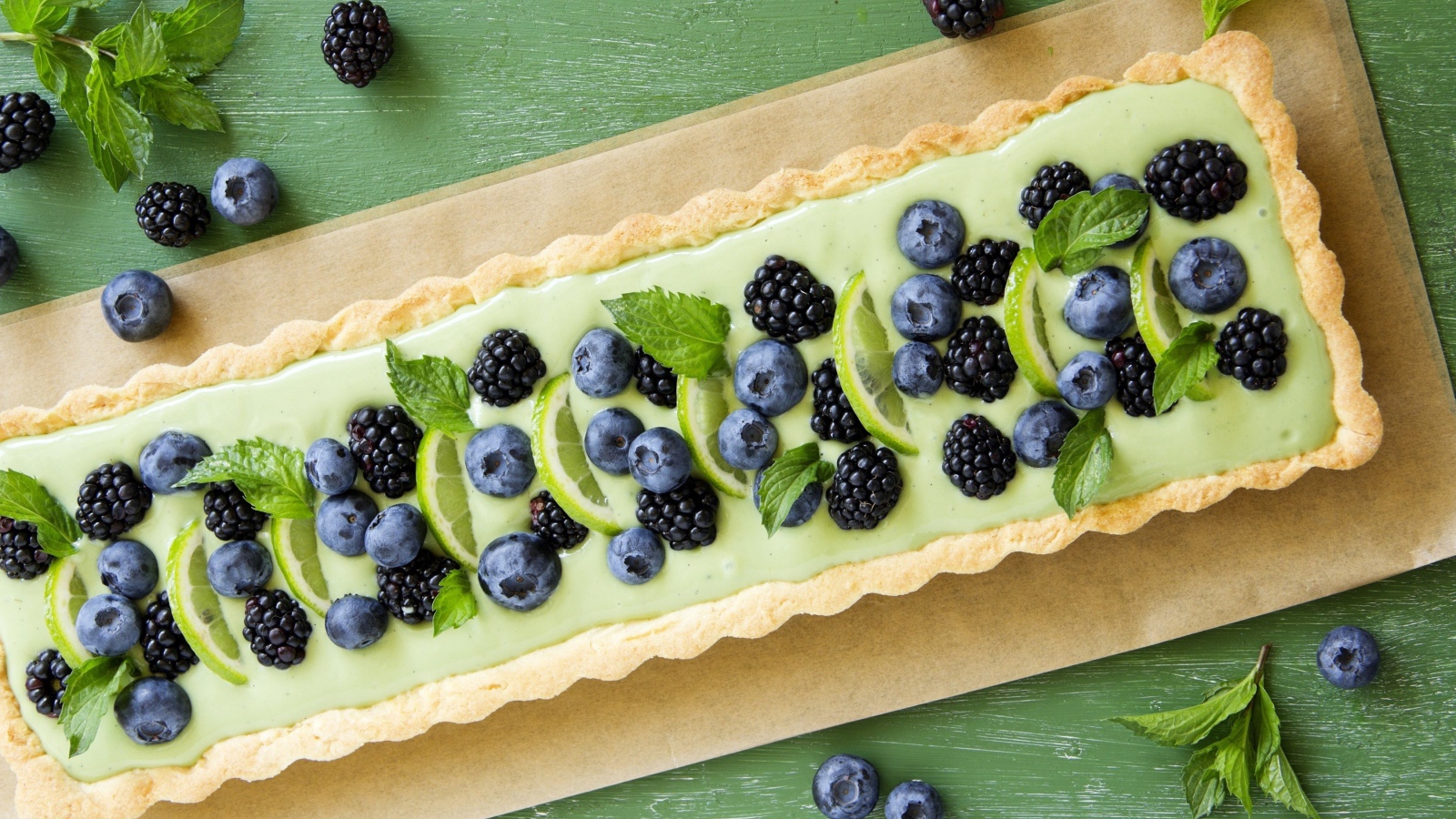 Пирог с лаймом, ягодами черники и ежевики