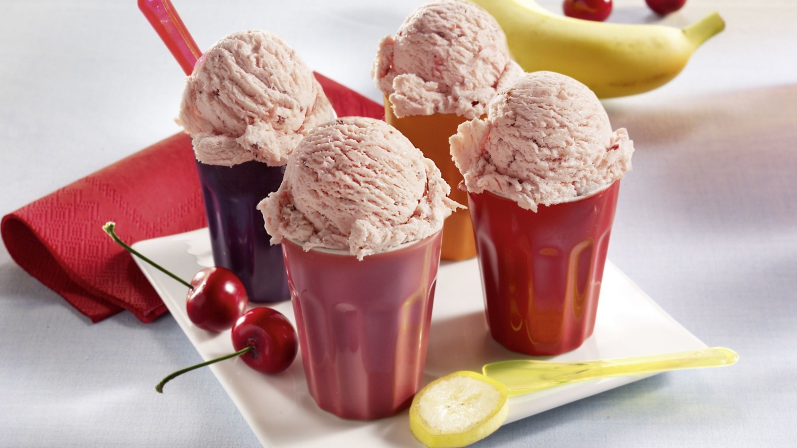 Фруктовое мороженое в стаканчиках на столе