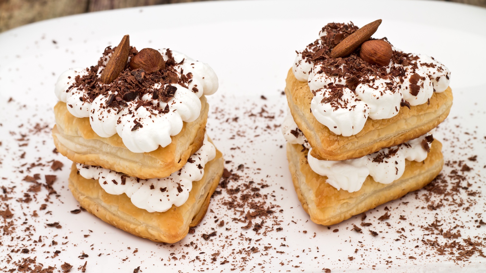 Слоеное печенье со сливками, тертым шоколадом и орехами