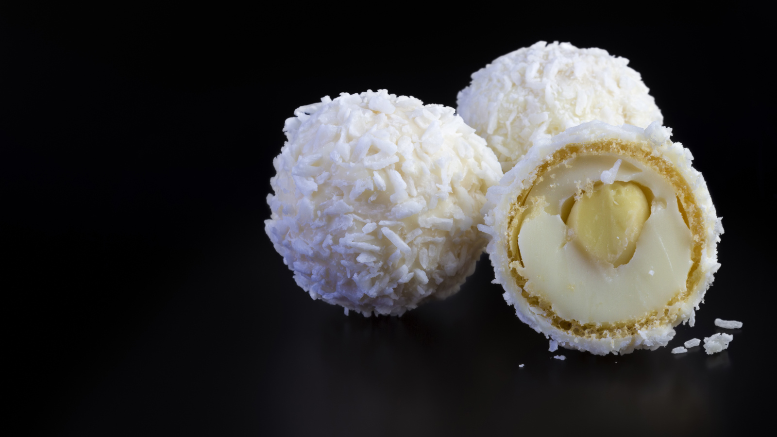 Конфеты раффаэлло на черном фоне