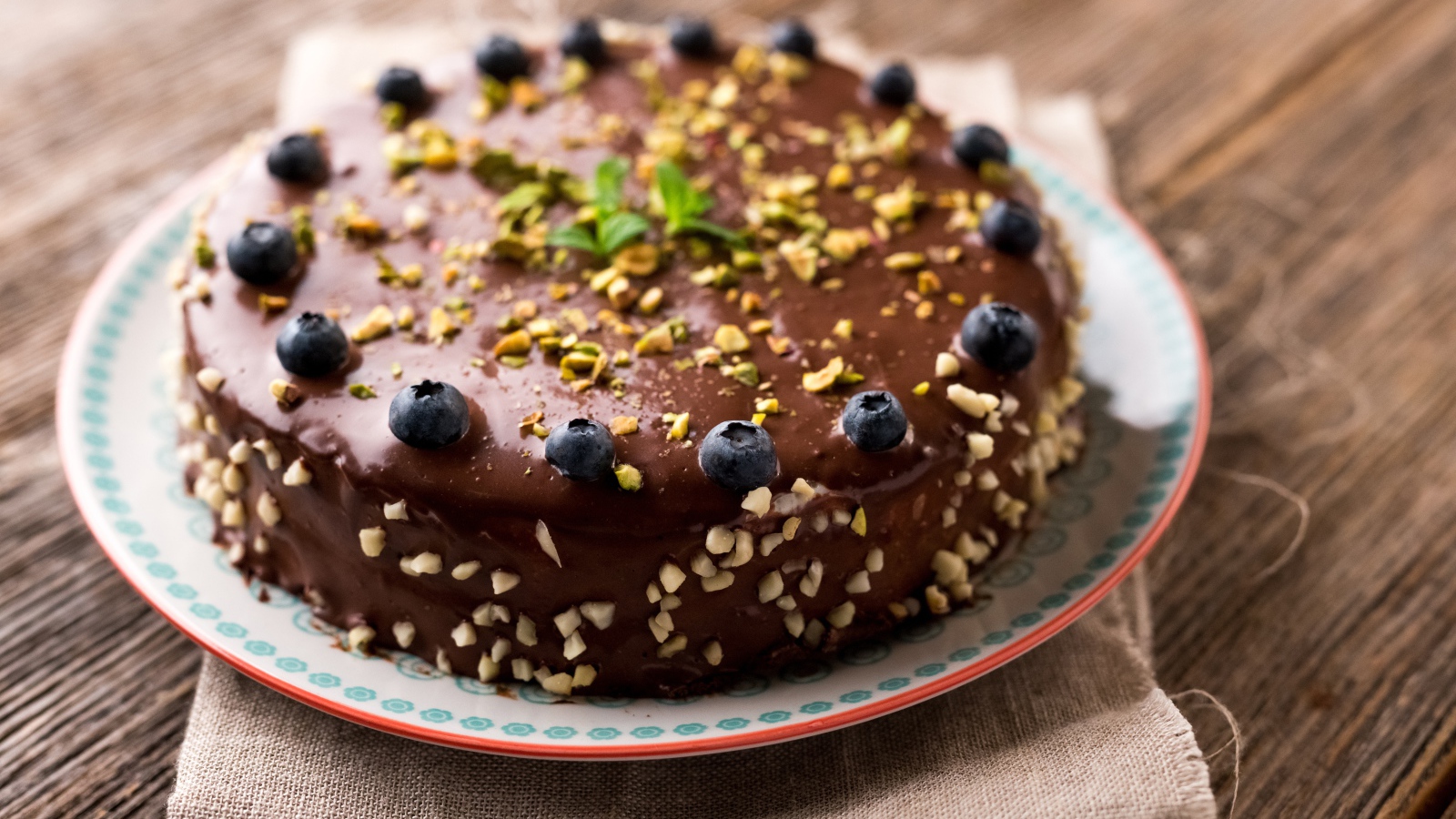 Круглый торт с шоколадом и ягодами черники