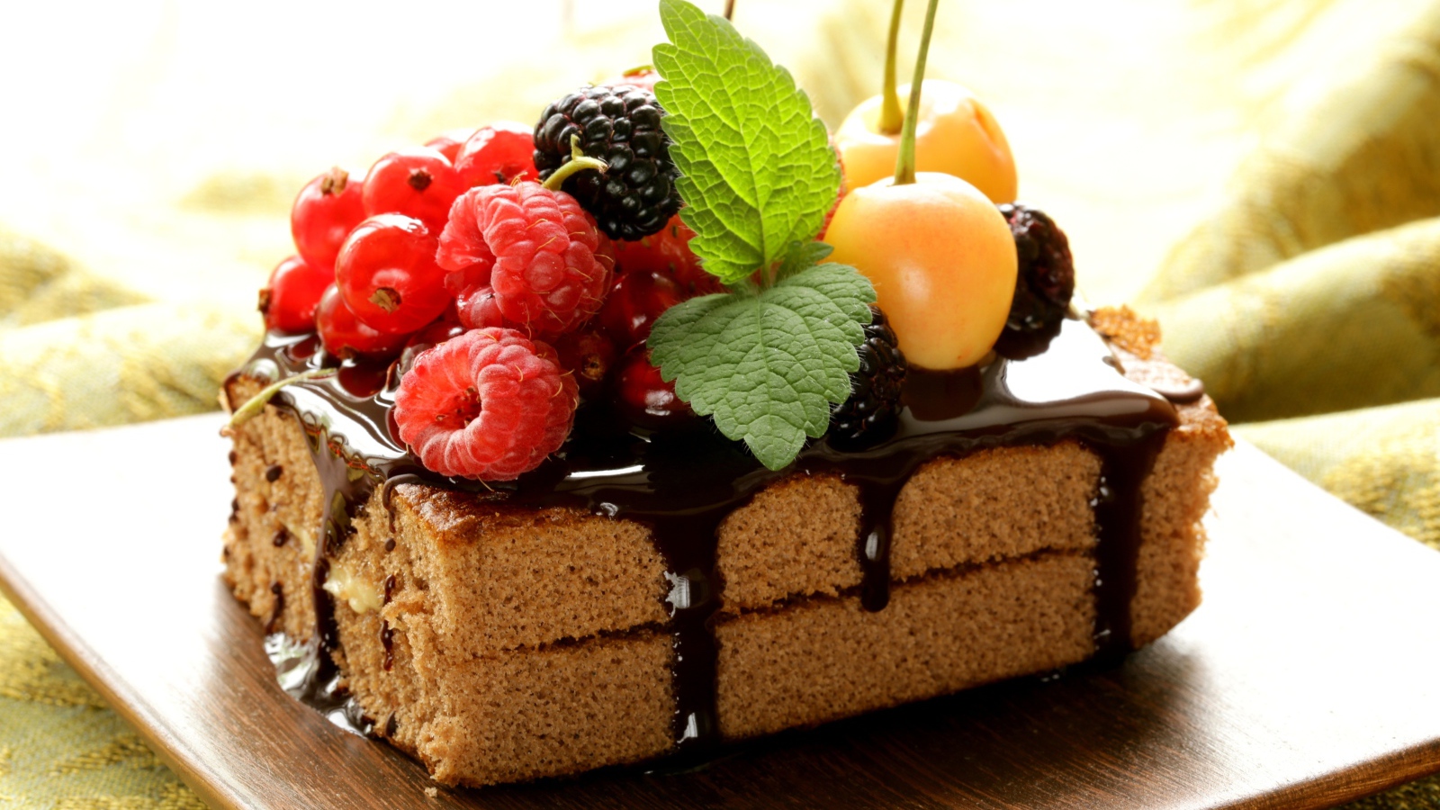 Сладкое пирожное с шоколадом и ягодами