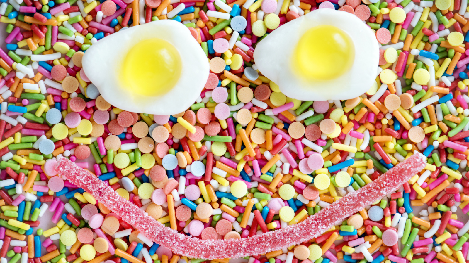 Сладкая улыбка из конфет 