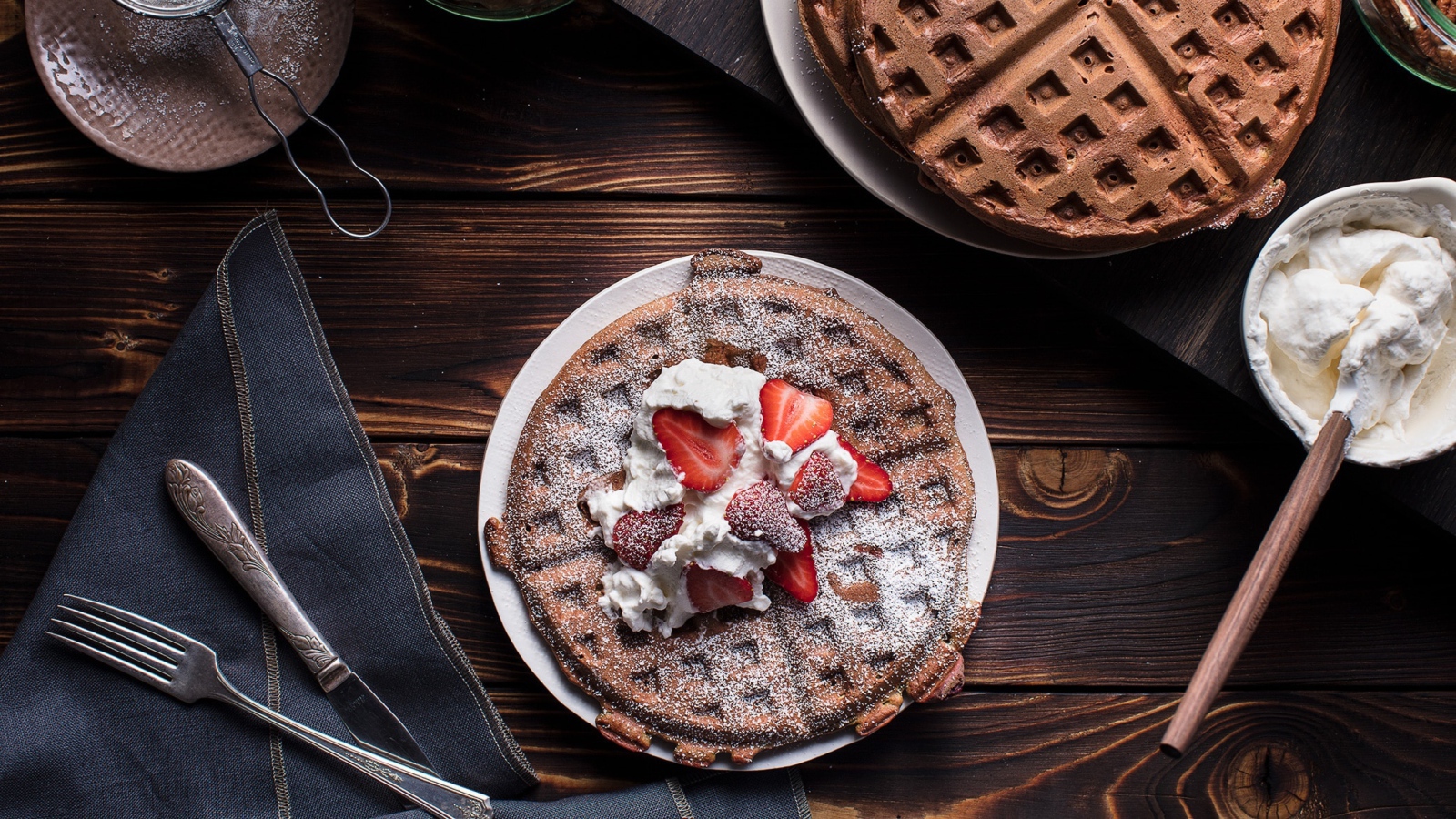 Сладкие вафли со сливками и ягодами клубники 