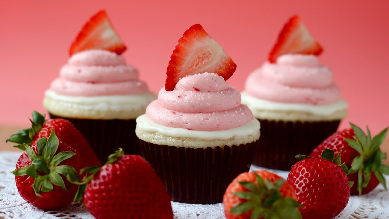 Три маффина с кремом и свежей клубникой