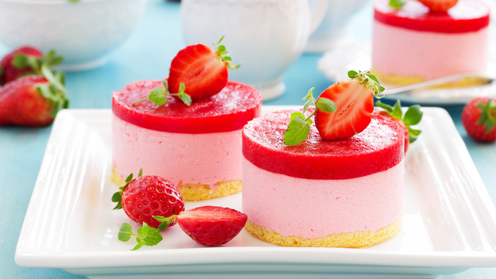 Два пирожных суфле с ягодами клубники